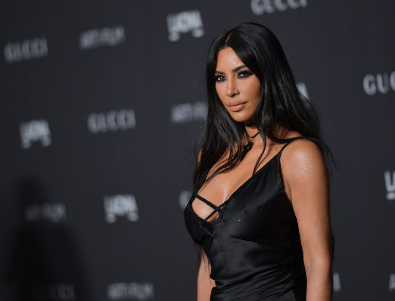 Rok yang Dipakai Kim Kardashian Disamakan dengan Bungkus Gorengan