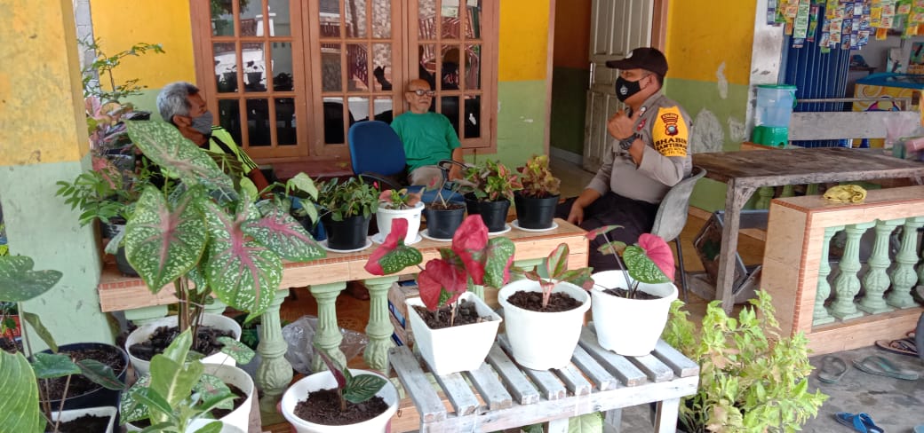 Sambangi Warga, Bhabinkamtibmas Sosialisasikan Adaptasi Kebiasaan Baru