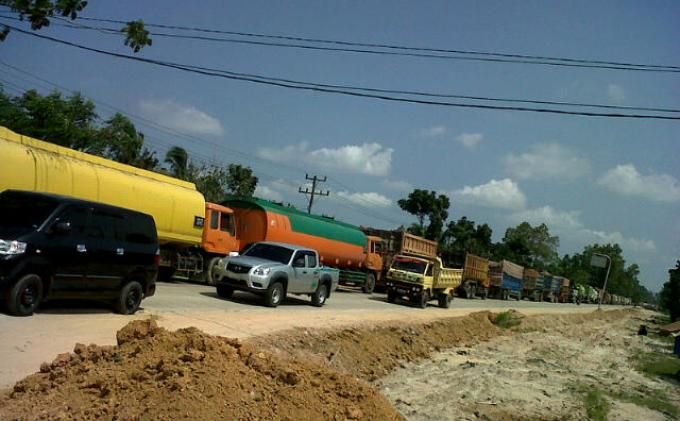 Truk CPO Penyebab Jalan di Riau Rusak