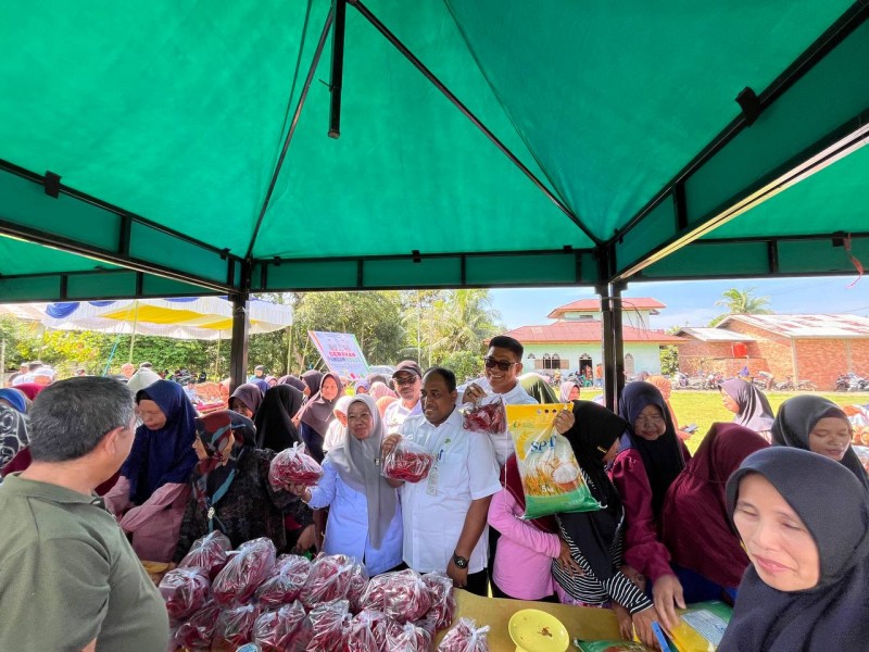 Asisten II Setda Kampar Suhermi Buka Pasar Murah Di Desa Sipungguk, Kecamatan Salo