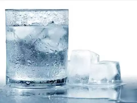 Benarkah Minum Air Es Bikin Gendut? Ini Penjelasan Sains