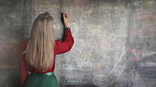 Curhat Guru Dipecat setelah Ketahuan Jadi Model Dewasa, Karena Dilaporkan Suami