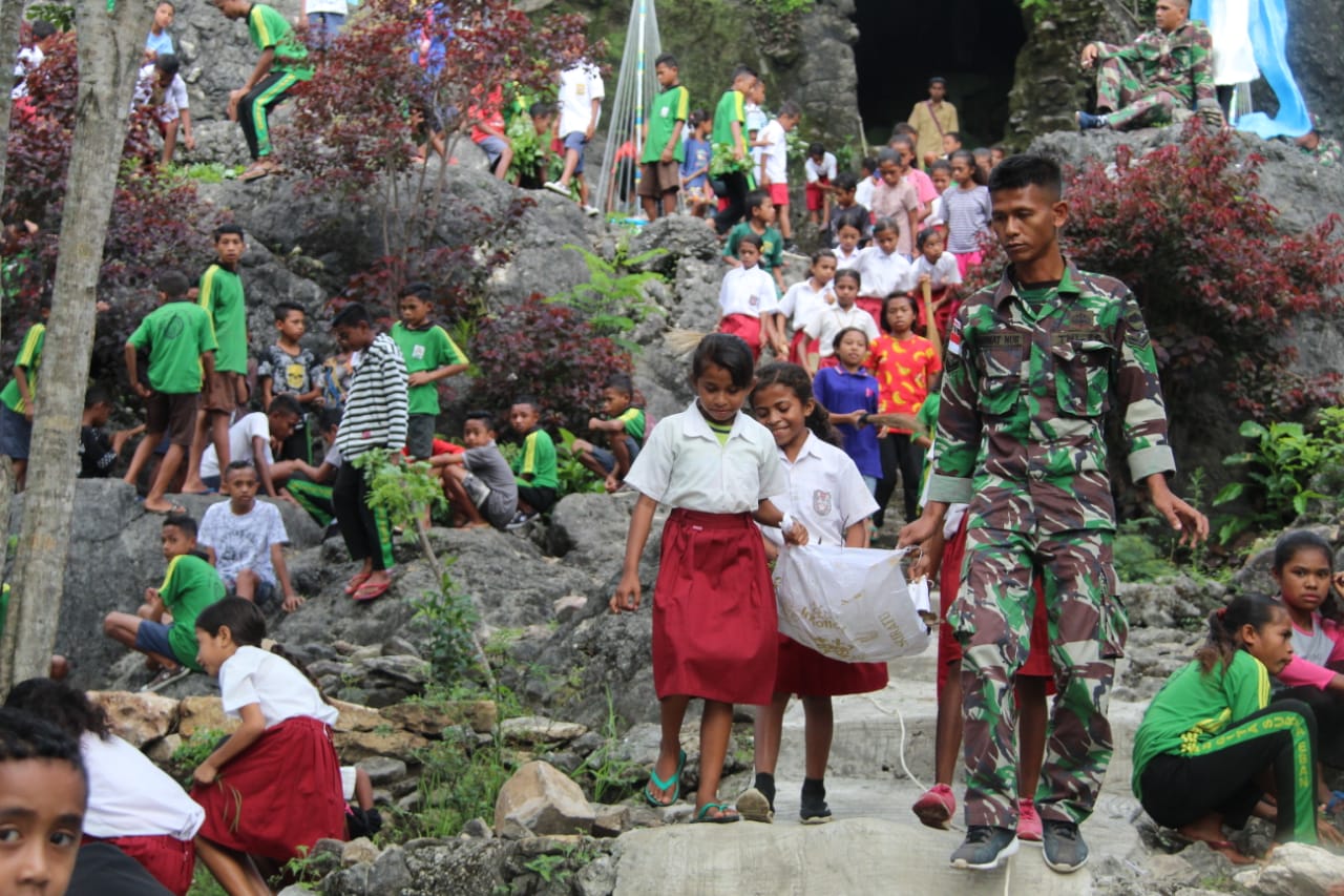 Satgas Yonif 132/BS Ajak Anak Sekolah Gotong Royong Pembersihan Lingkungan