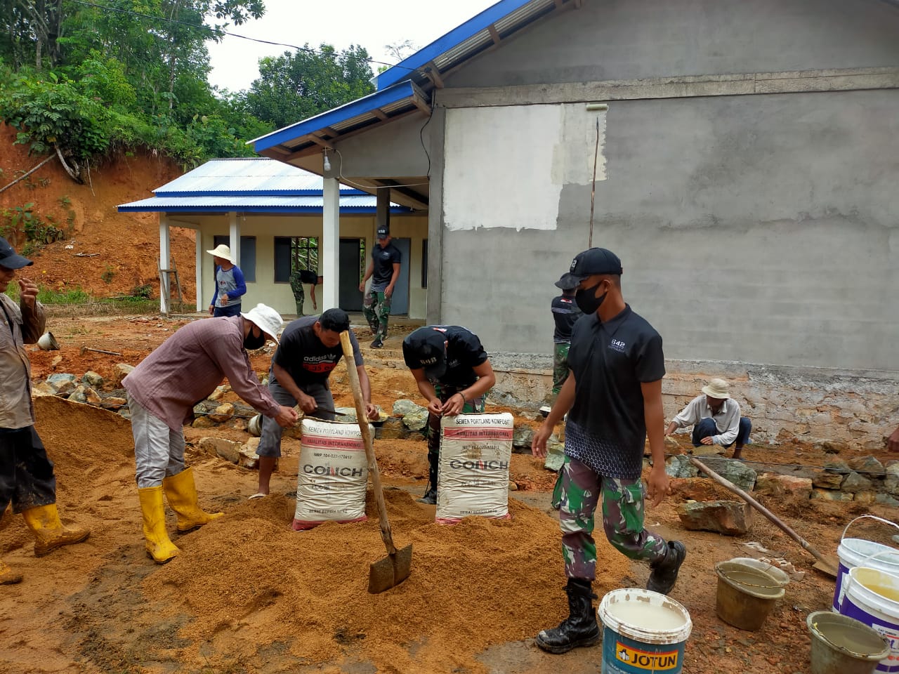 Dukung Fasilitas Pendidikan, Satgas Yonif 642 Gotong Royong Bersama Warga Bangun WC PAUD