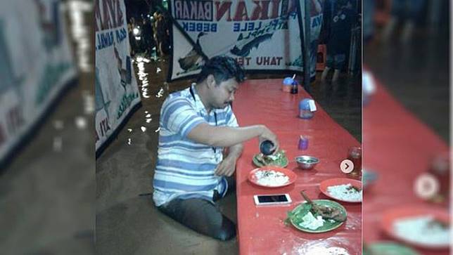 Ini Sosok Pria yang Makan Pecel Lele saat Banjir
