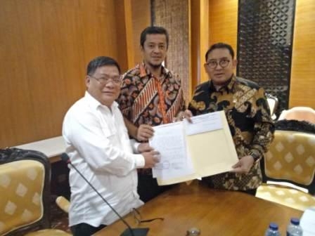 DPRD Riau Serahkan Petisi Mahasiswa UIR ke SetNeg dan DPR RI