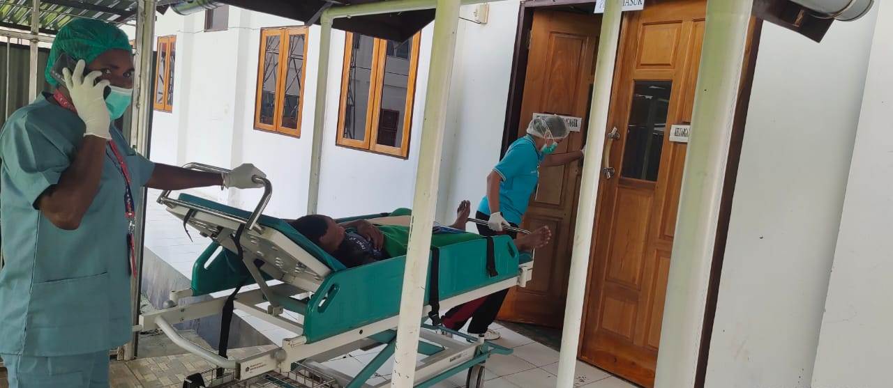 Satgas Pamrahwan Yonif RK 751/VJS Bantu Warga Yang Membutuhkan Donor Darah