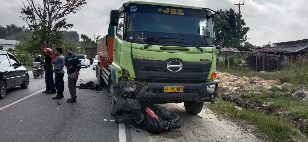 Tabrak Truk Tronton di Jalan Siak II Pekanbaru, Pengendara Sepeda Motor Meninggal Ditempat