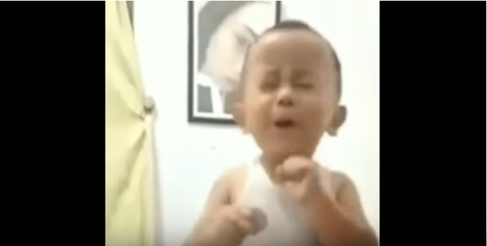 Bocah Ini Tiru Desahan Orangtuanya yang Sedang Bercinta