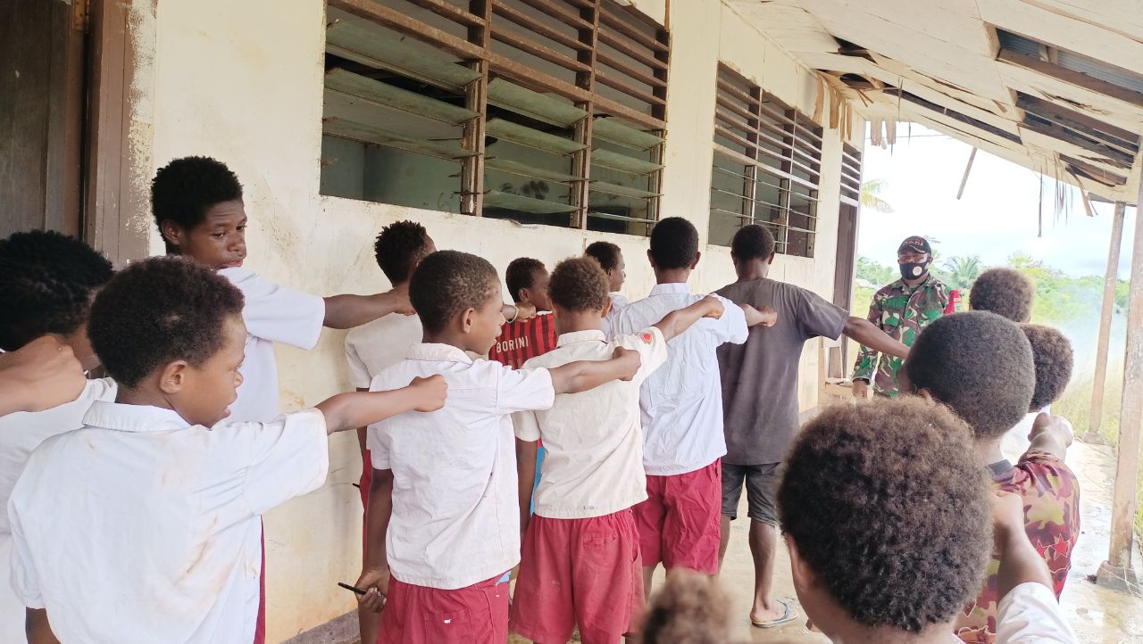 Personel TNI Ajarkan PBB Kepada Siswa-Siswi SD YPPK Kampung Kawagit