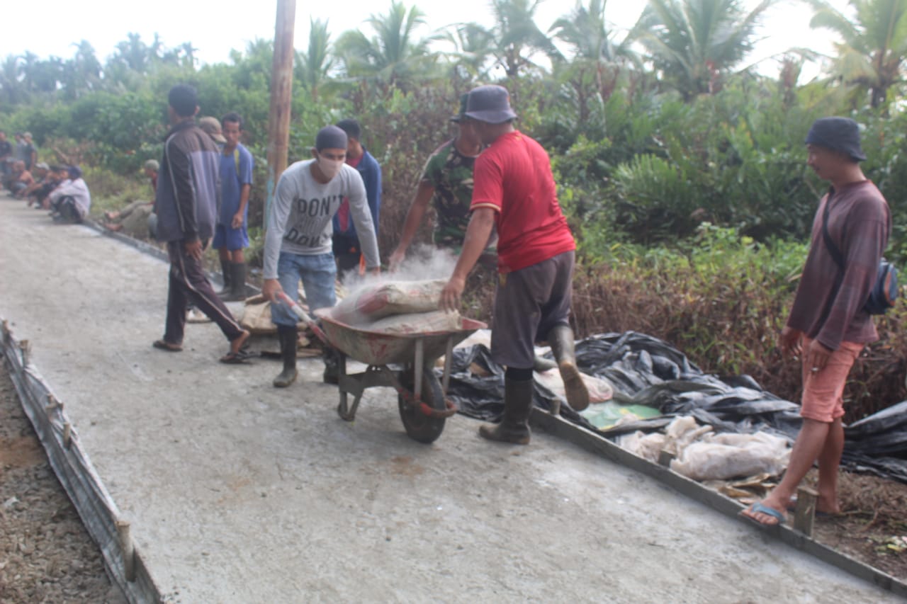 Satgas TMMD dan Warga Terus Gesa Pekerjaan Fisik Jalan Yakub ll, Desa Teluk Bunian