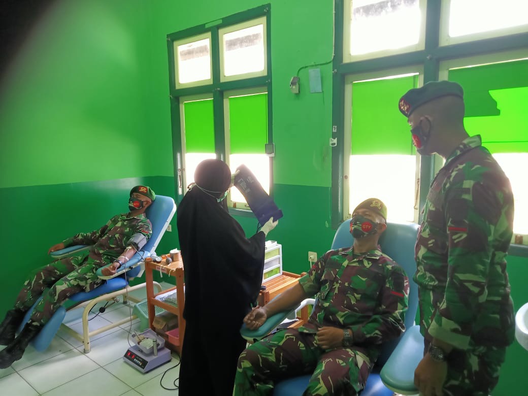 Yonif645/Gty Menolong Masyarakat Sambas Membutuhkan Donor Darah