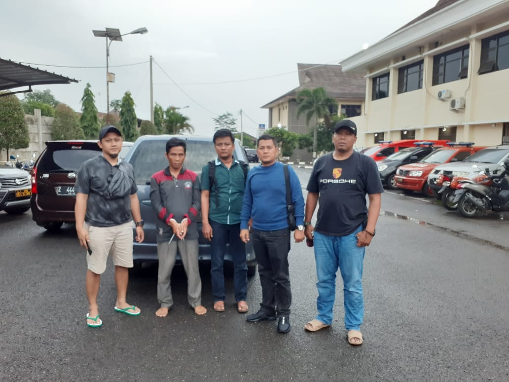 Larikan Mobil Rental, Pelaku Ditangkap di Wilayah Sumedang dan Dibawa ke Polsek Kampar Kiri Hilir