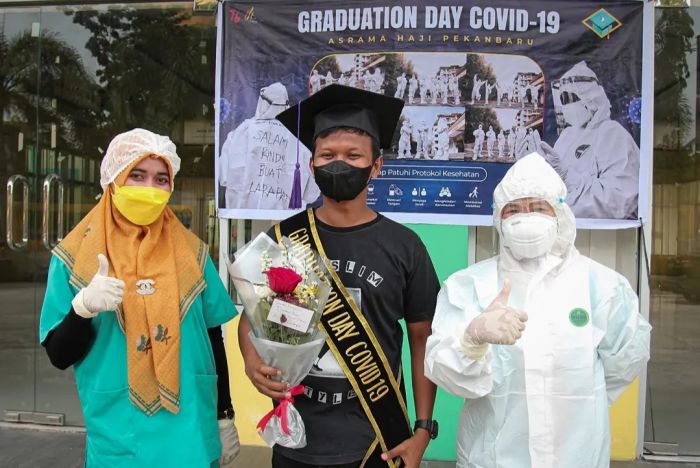 Sembuh dari COVID-19, Warga Isolasi Asrama Haji Riau Gelar Wisuda