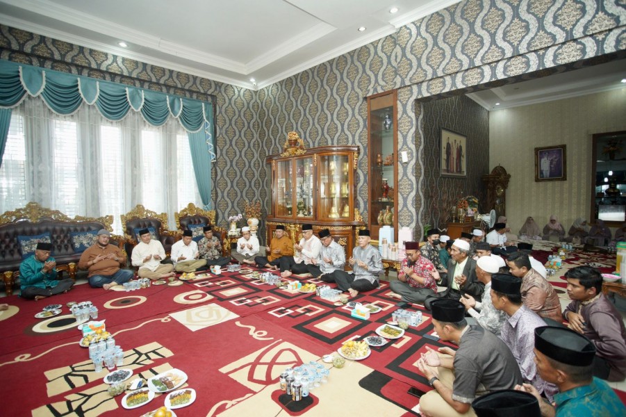 Bupati Inhil HM Wardan Adakan Haul Keluarga dan Doa Bersama di Kediaman Pribadi di Pekanbaru
