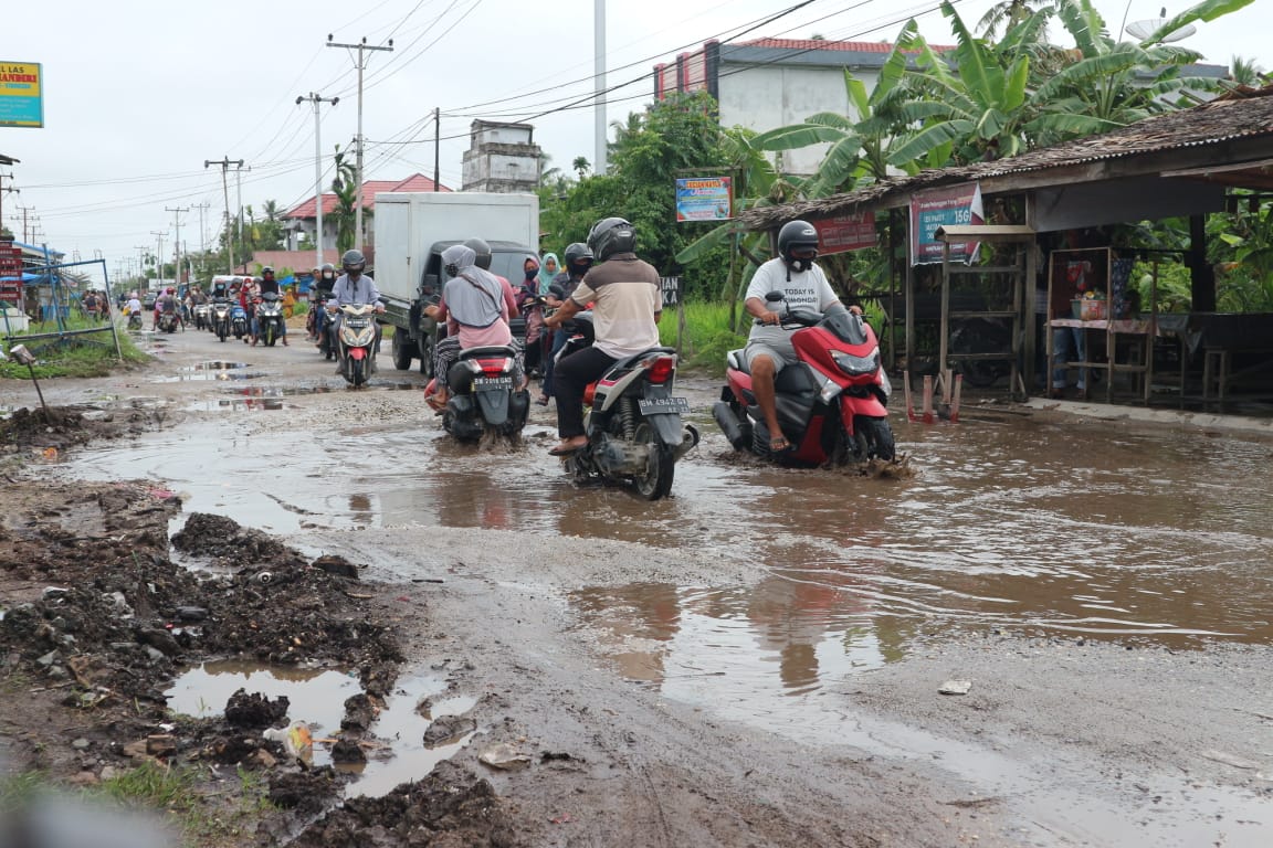 Warga Mengeluh, Jalan Sungai Beringin Tembilahan Penuh Lobang