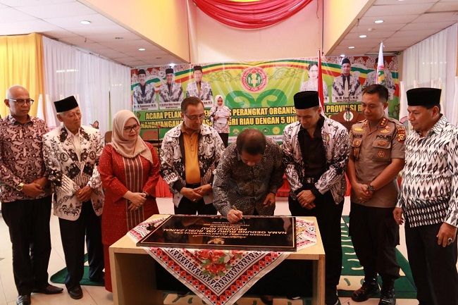 Sekdaprov Yan Prana Resmikan Gedung Guru Riau Rusli Zainal