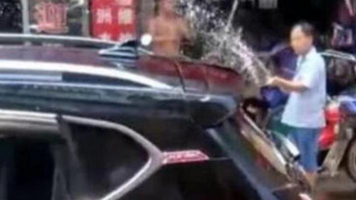 Anaknya Terkunci di Mobil, Orangtua Ini Kekeh Tak Ingin Pecahkan Kaca hingga Warga Bantu Semprot Air