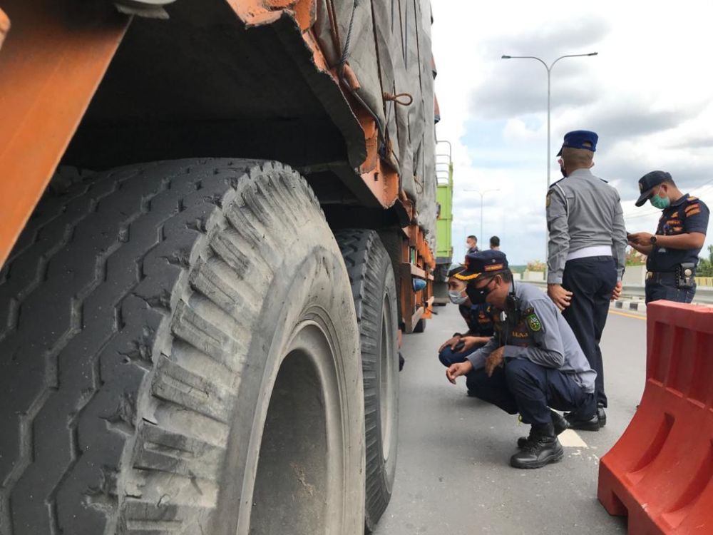 20 Truk Ditilang Lebihi Dimensi Sebelum Masuk Tol Pekanbaru - Dumai di Riau