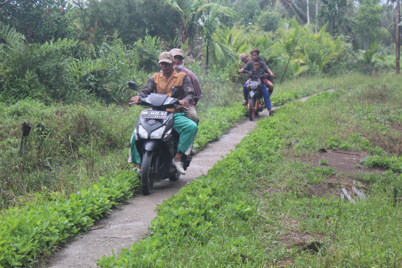 Masyarakat Desa Teluk Bunian Berikan Dukungan Penuh kepada Satgas TMMD ke 111