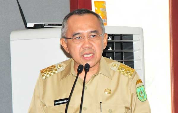 Ribuan Warga 'Serbu' Kediaman Gubernur Riau
