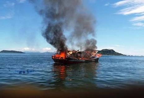 Di Bengkalis, Kapal Pukat Harimau Dibakar Nelayan Tradisional