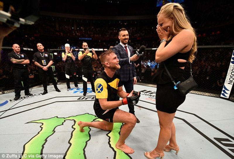 Pegulat UFC Ini Lamar Kekasihnya di Atas Ring