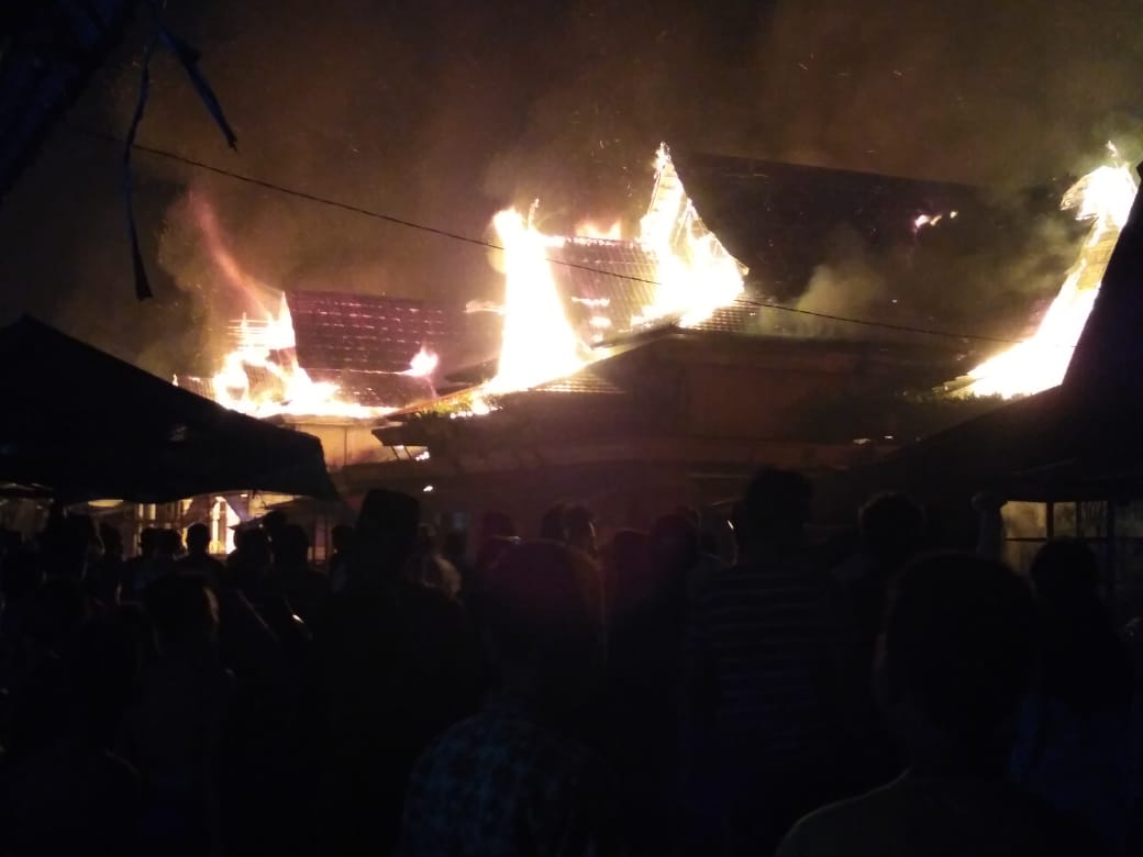Kebakaran Pasar Sungai Salak, Pemilik Kioas Sesalkan Gerak Lambat Damkar