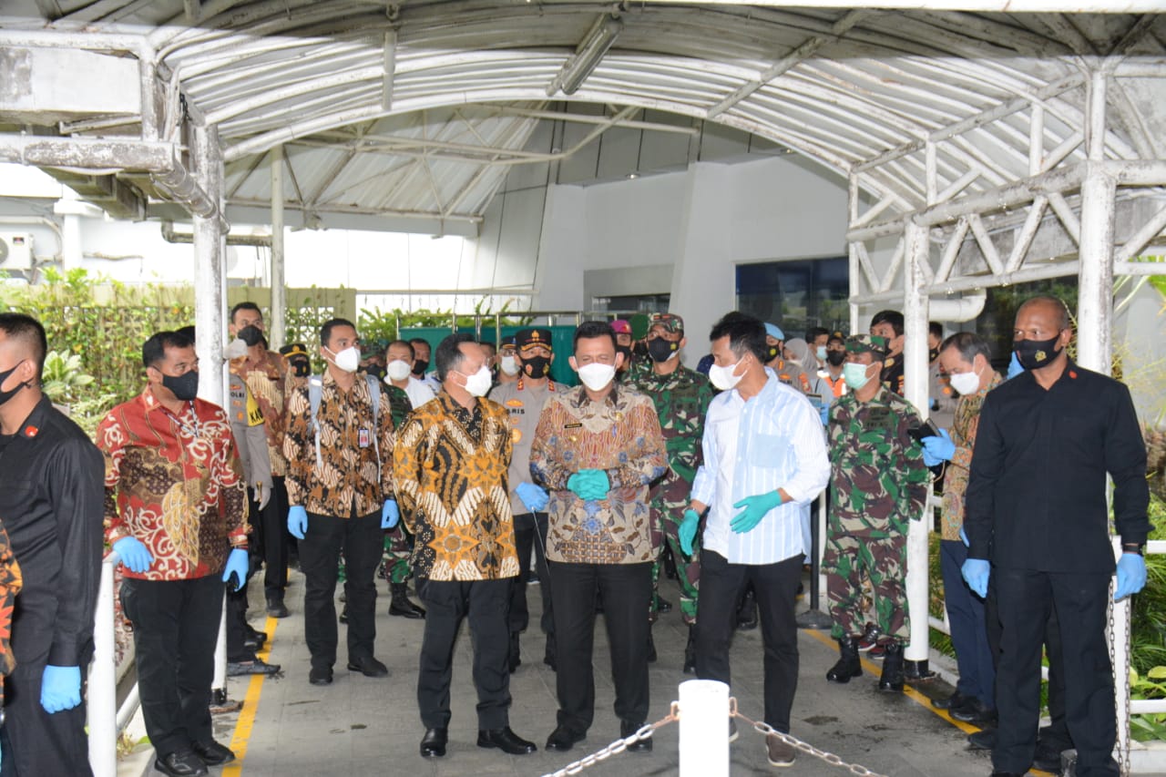 Kapolda Kepri Dampingi Mendagri Meninjau Arus Penumpang Pekerja Migran Indonesia