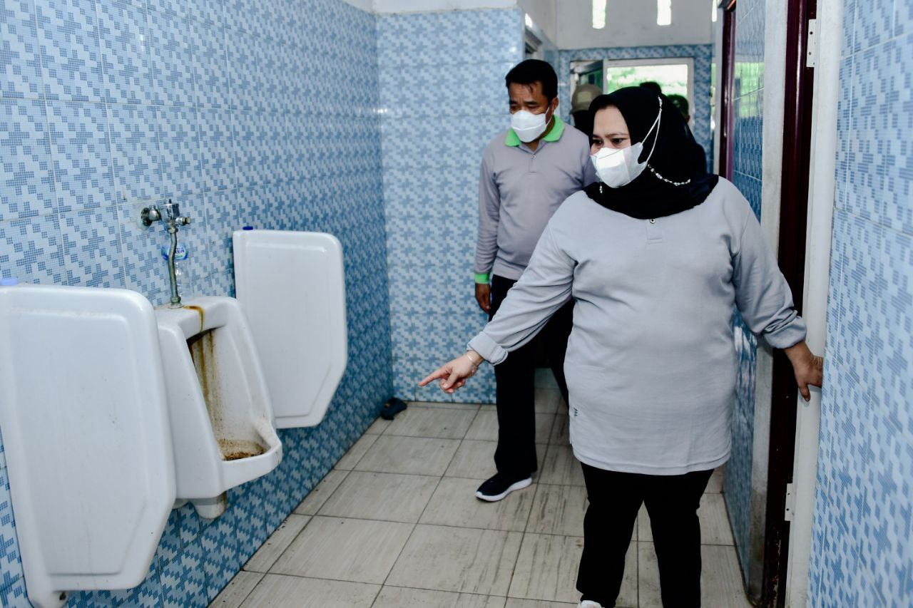 Petugas Dishub Dipinta untuk Selalu Mengecek Kebersihan Toilet Di Roro