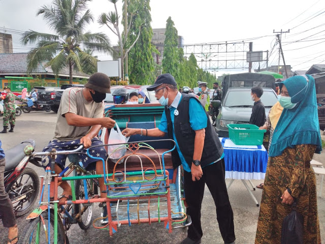 Kodim 0314/Inhil Bersama YVB Bagi-bagi Masker dan 25 Paket Ramadhan