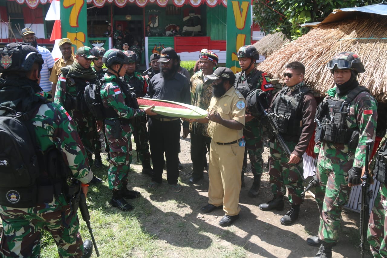 Dansatgas Pamrahwan Yonif RK 751/VJS Tatap Muka Bersama Para Tokoh Distrik Kanggime Papua