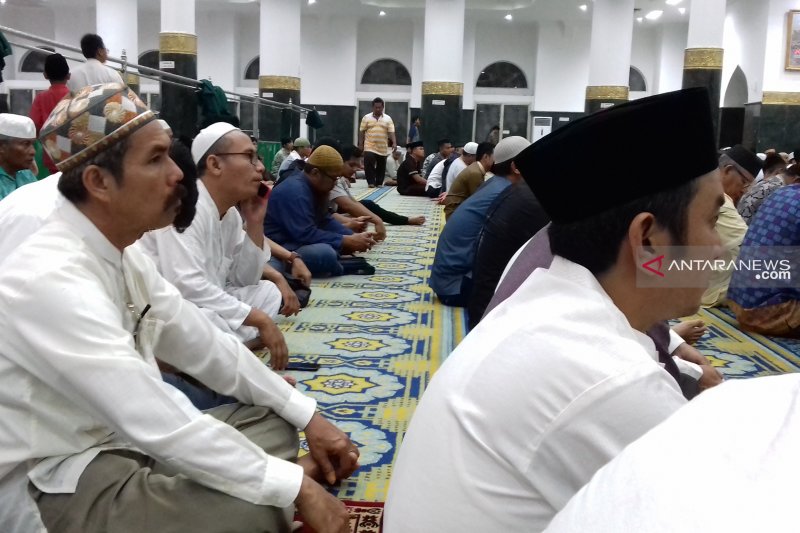 Warga Pekanbaru Padati Masjid Malam Pertama Ramadhan