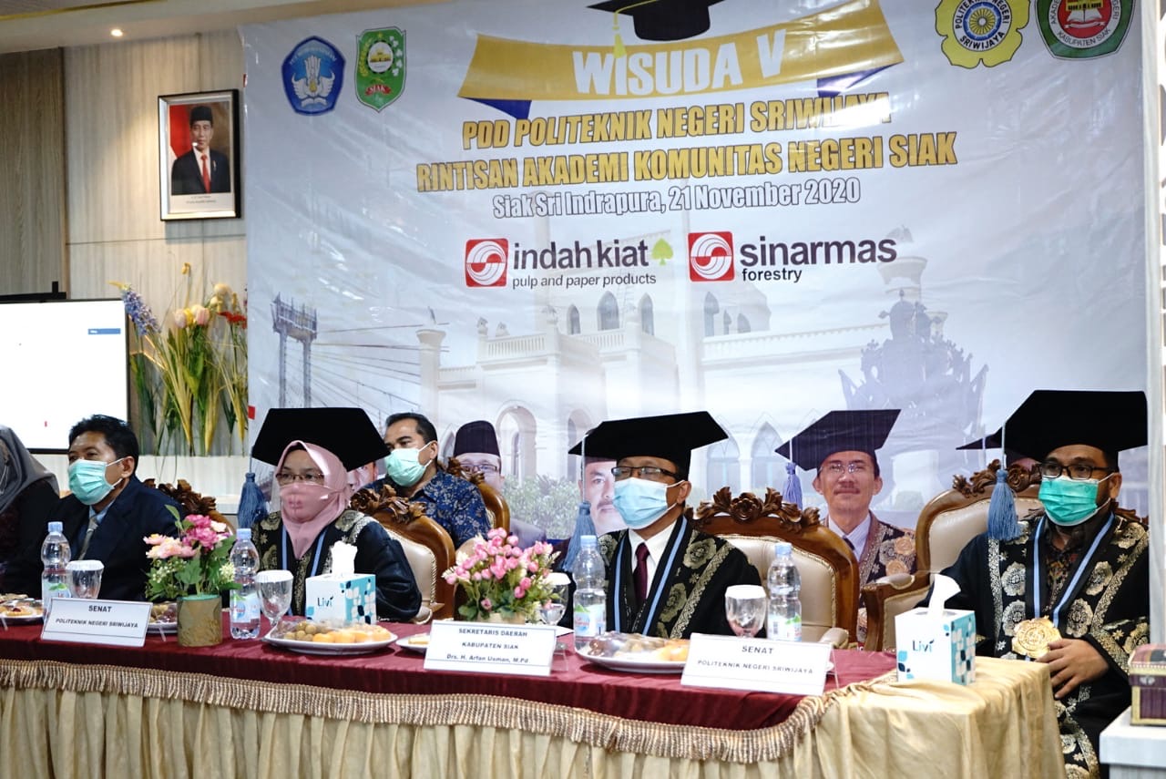 Sekda Siak Arfan Usman Wisudakan 51 Mahsiswa AKN Siak