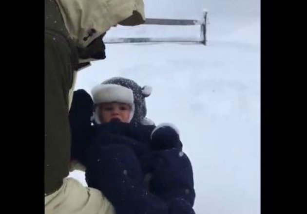 Ayah Lempar Balitanya ke Tumpukan Salju