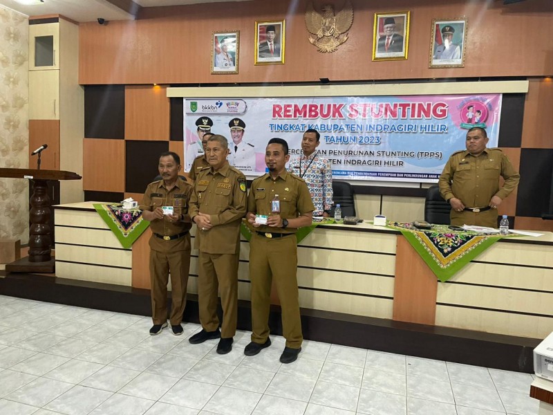 Ketua TPPS Inhil Serahkan Kartu BPJS ke Keluarga Resiko Stunting