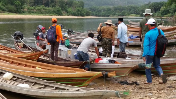 Logistik Pilkada Kampar untuk 16 Desa Dikririm Gunakan Sampan dan Perahu