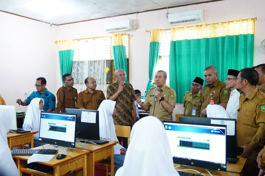 Gubernur Riau Syamsyuar Sosialisasikan Pemanfaatan Teknologi AI di SMAN 1 Pangkalan Kerinci