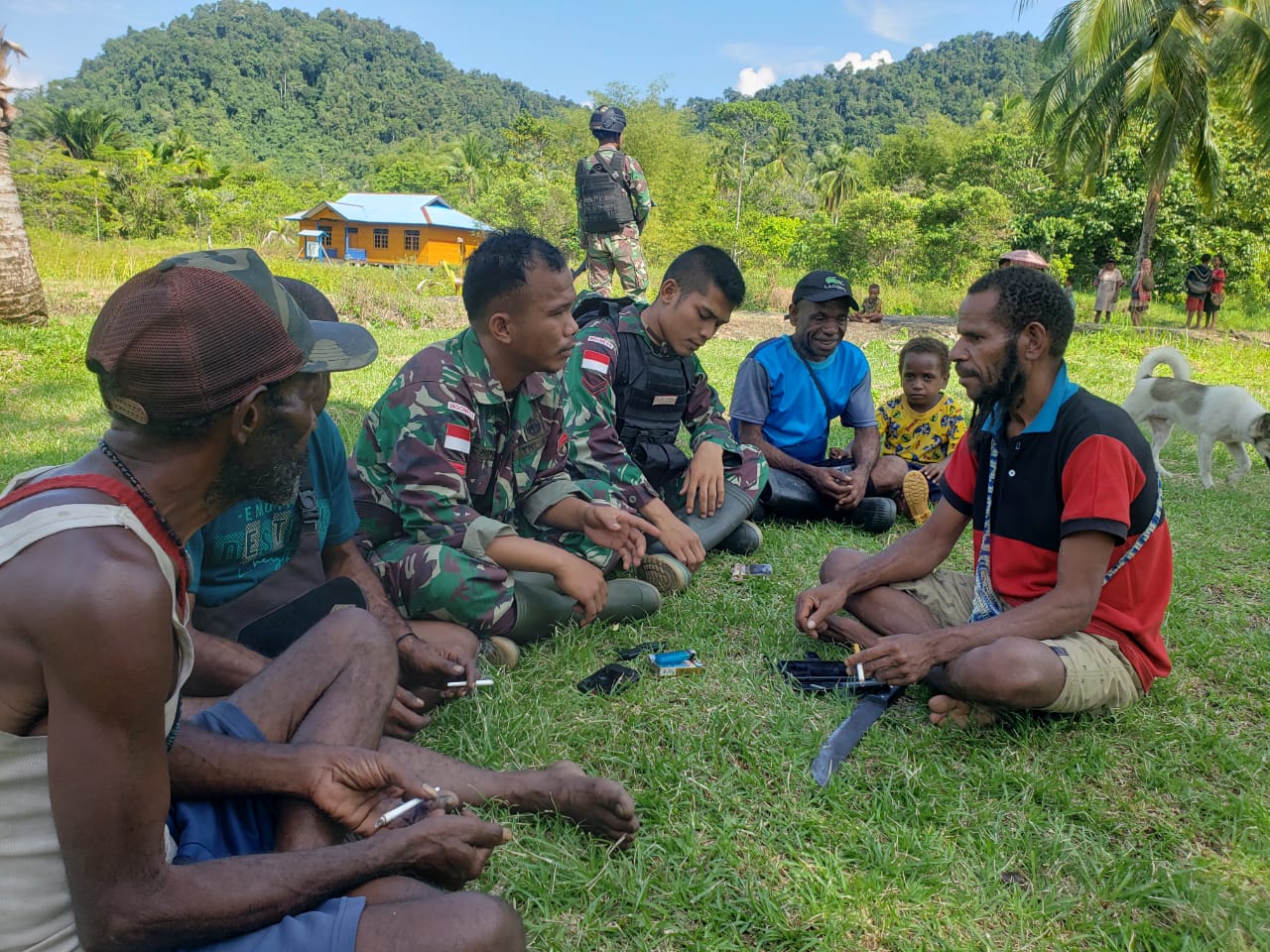 Laksanakan Komsos Yang Humanis Di Papua, Personel Satgas Pamtas Yonif 126/KC Duduk Santai Bersama Masyarakat Perbatasan