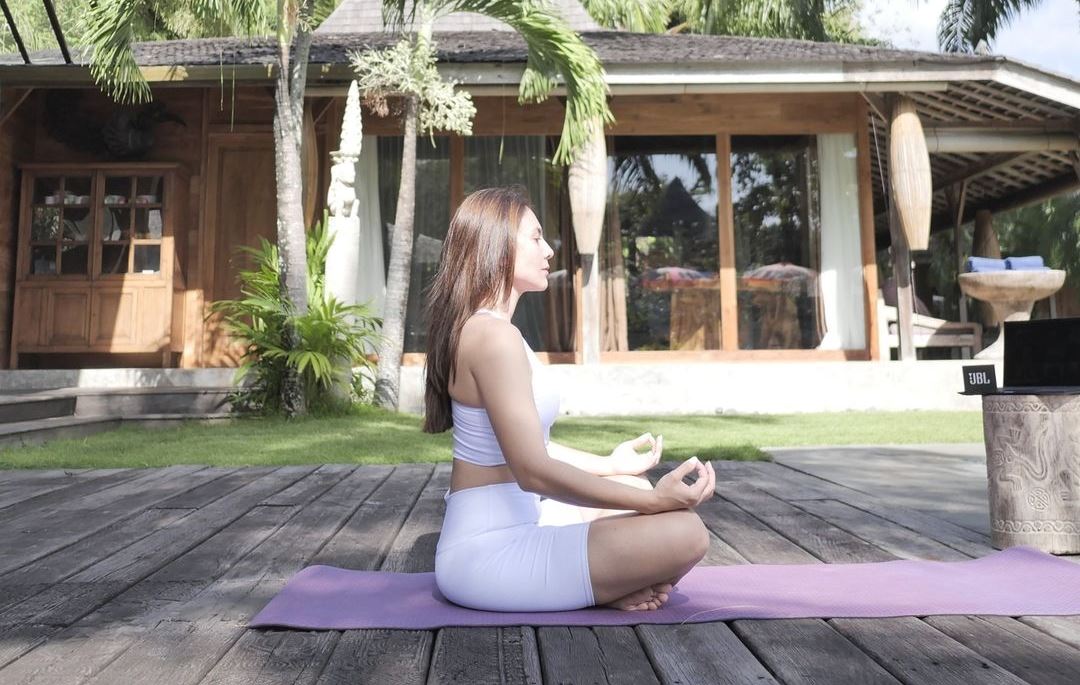 Wulan Guritno Kenakan Bra Putih saat Yoga, Netizen: Makin Tua Makin Cantik