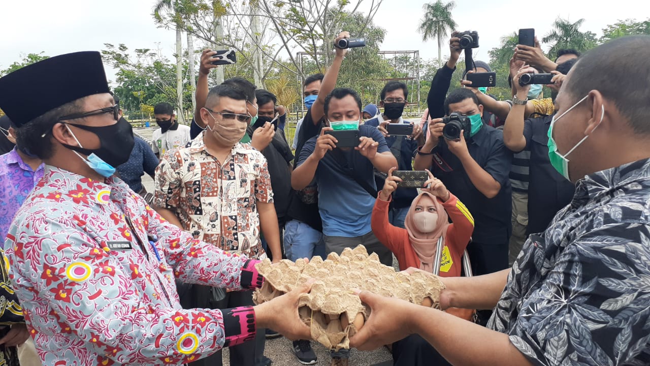 Bupati Siak Serahkan Sembako Kepada Awak Media 