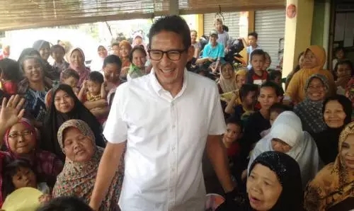 Pulang Kampung, Sandiaga Uno Ziarah ke Makam Kakek Nenek