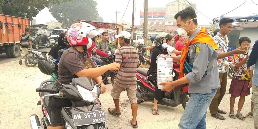 Turun ke Desa Langgam, Mapala Umri Bagikan 7000 Masker N95 ke Masyarakat