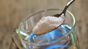 Kumur Air Garam dan Cuka Tidak Bisa Bunuh Virus COVID-19 Hoaks