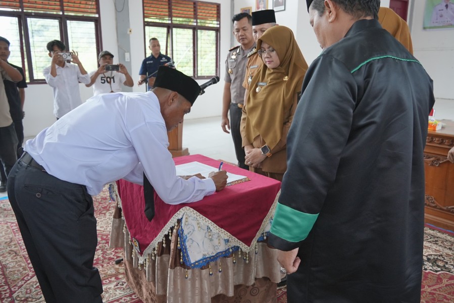 Lantik PAW Bapekam, Bupati Siak Tekankan Sinergi dan Pengawasan di Tengah Tekanan Fiskal
