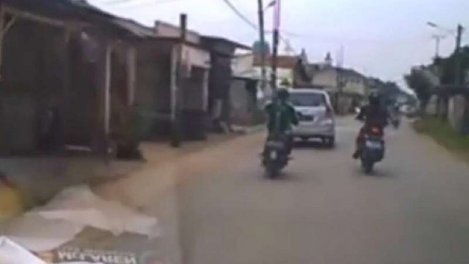 Suzuki Bandit Kepergok Melintas di Bekasi