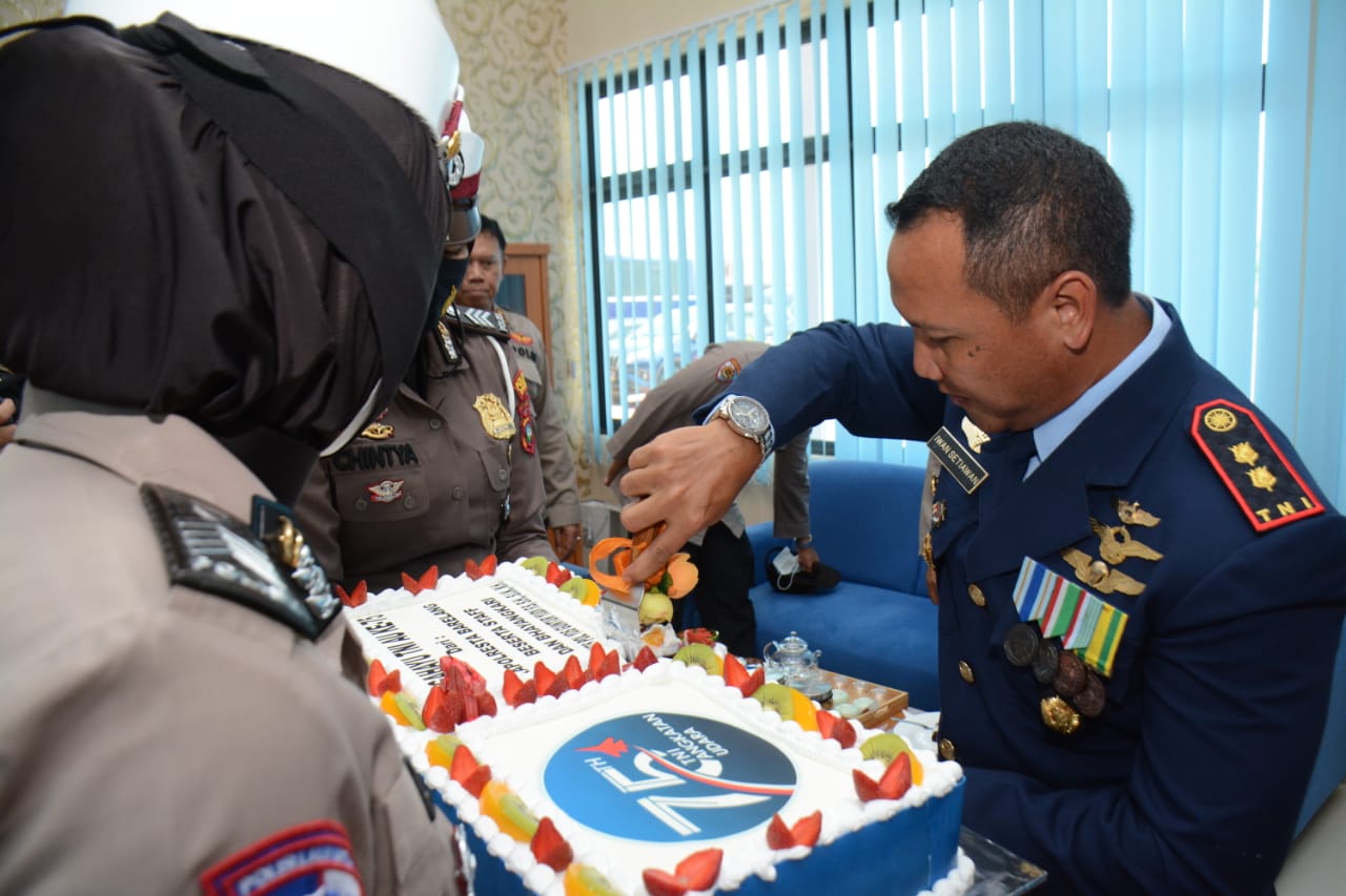 Kapolda Kepri Berikan Suprise HUT TNI AU ke-75 Tahun 2021 di Lanud Hang Nadim Batam