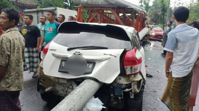 MENGERIKAN! Ban Truk Pecah, Toyota Yaris Malah Tertusuk Tiang Listrik