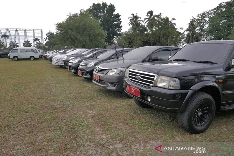 Penampakan 436 Mobil Dinas 'Dikandangkan' di Rumah Gubernur Riau Saat Cuti Lebaran