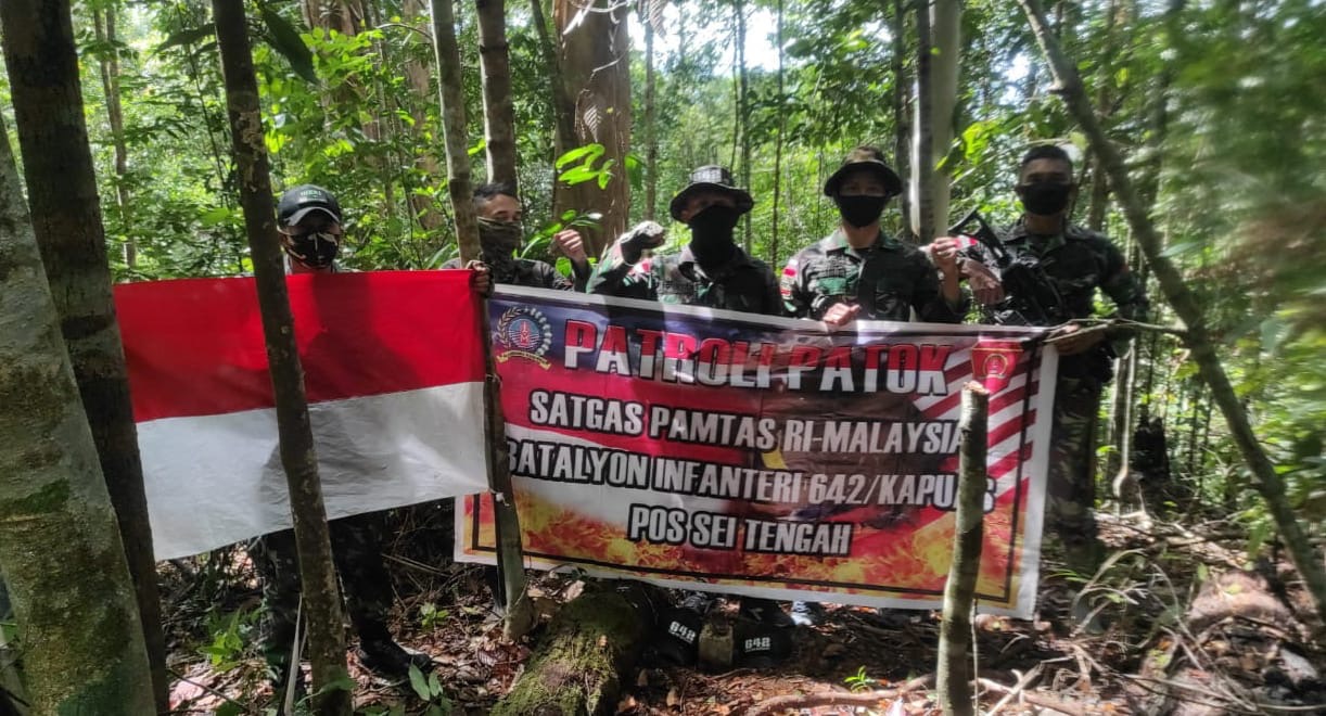 Menjaga Batas Negara, Satgas Pamtas RI-Malaysia Yonif 642 Laksanakan Patroli Patok Perbatasan